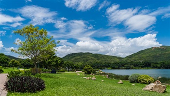 Gently sloped lawn areas with scattered pieces of rock and shrubs defining the water’s edge along the shoreline offer users a place to lie on. This also creates an elevated footpath along the lake for an unobstructed view towards the water surface.